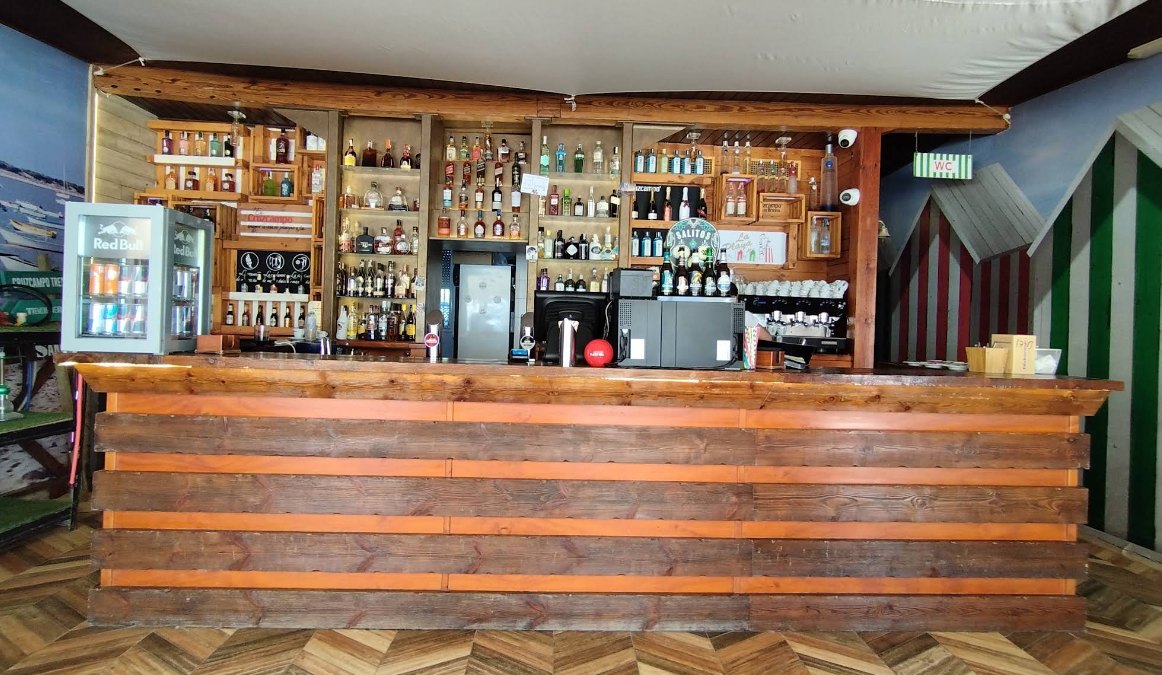 Barra de madera con estanterías de botellas